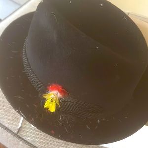 Sale-Selentino’s Black Classic Men’s hat. Size 7 1/8 57. With colored feather